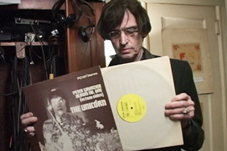 Peter Grudzien a los 65 años mostrando su disco The Unicorn.