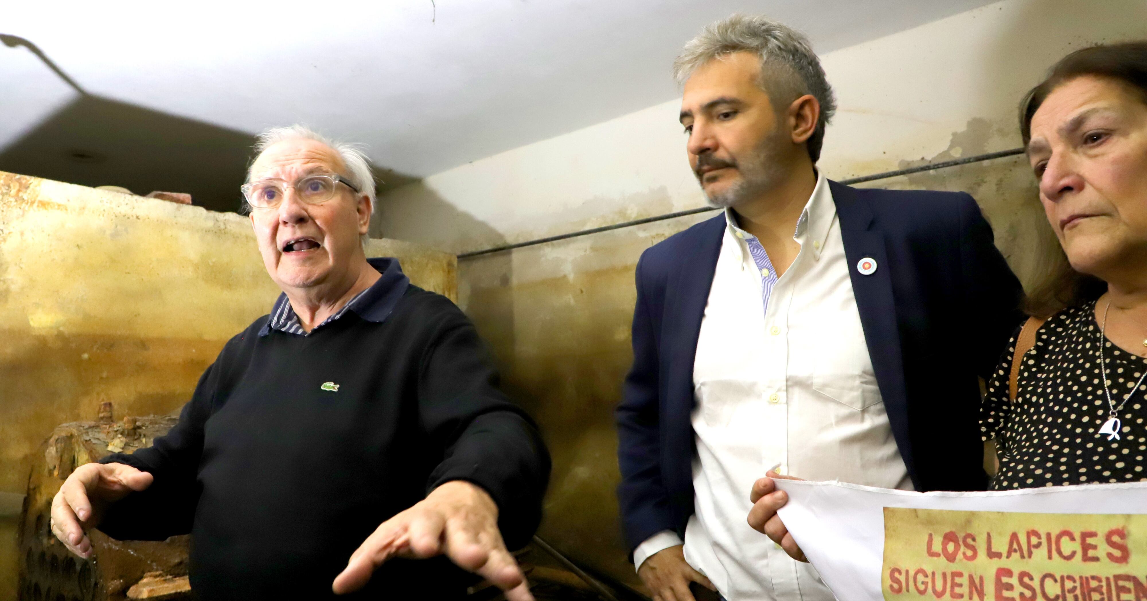 Pablo Díaz en el sótano del Pozo de Banfield junto a Matías Moreno y Marta Ungaro.