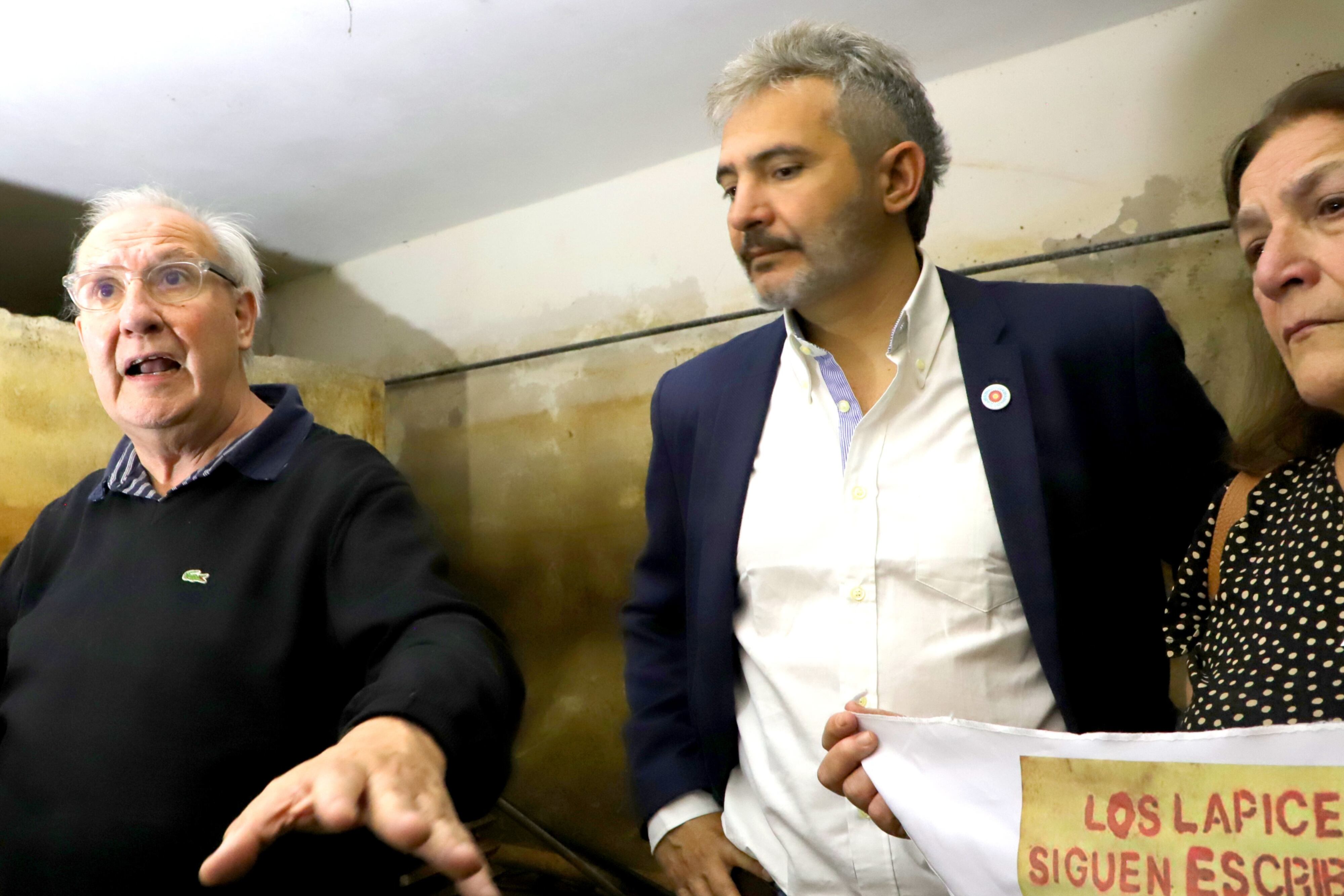 Pablo Díaz en el sótano del Pozo de Banfield junto a Matías Moreno y Marta Ungaro.