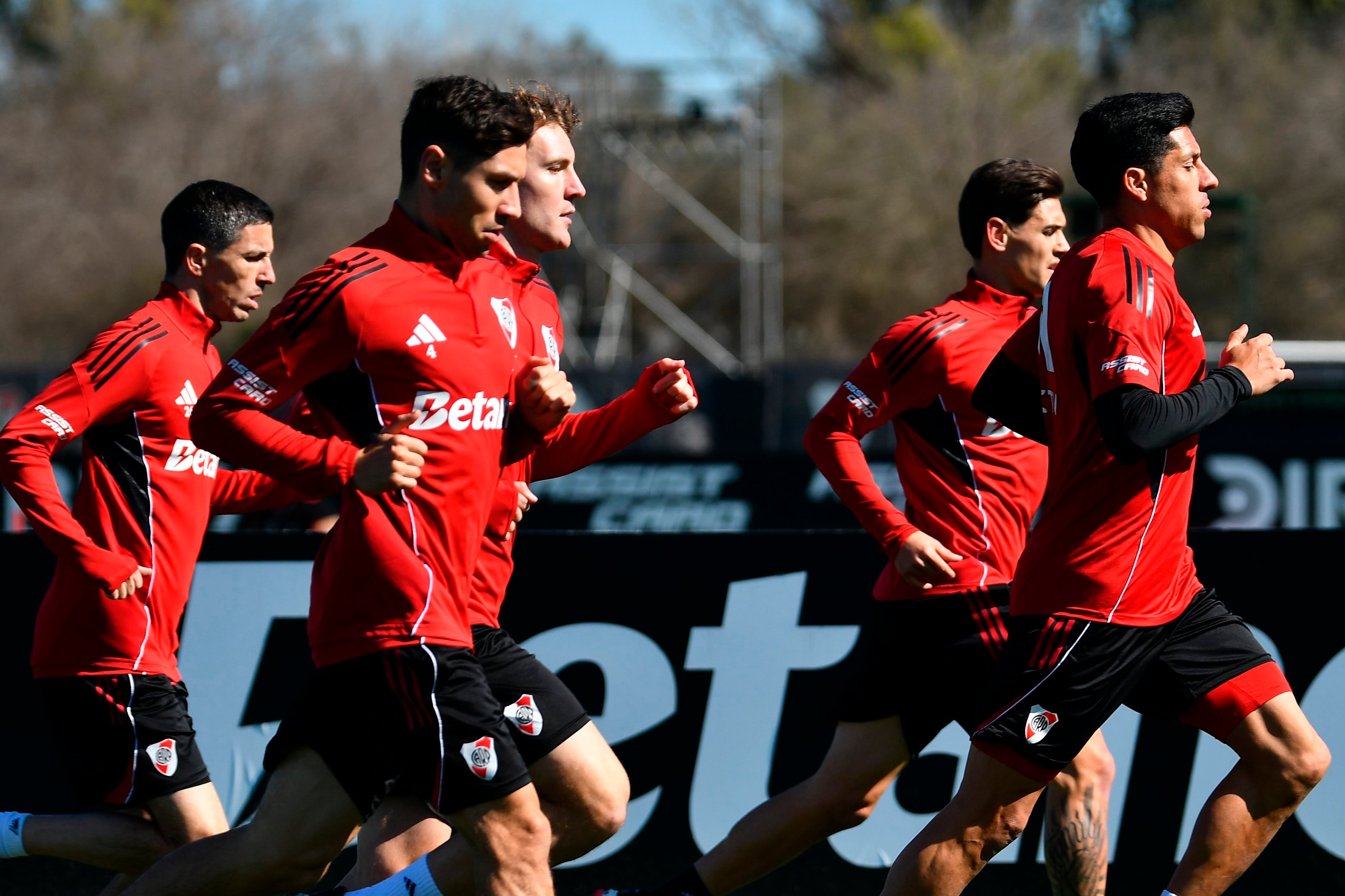 Pérez encabeza la corrida en la práctica