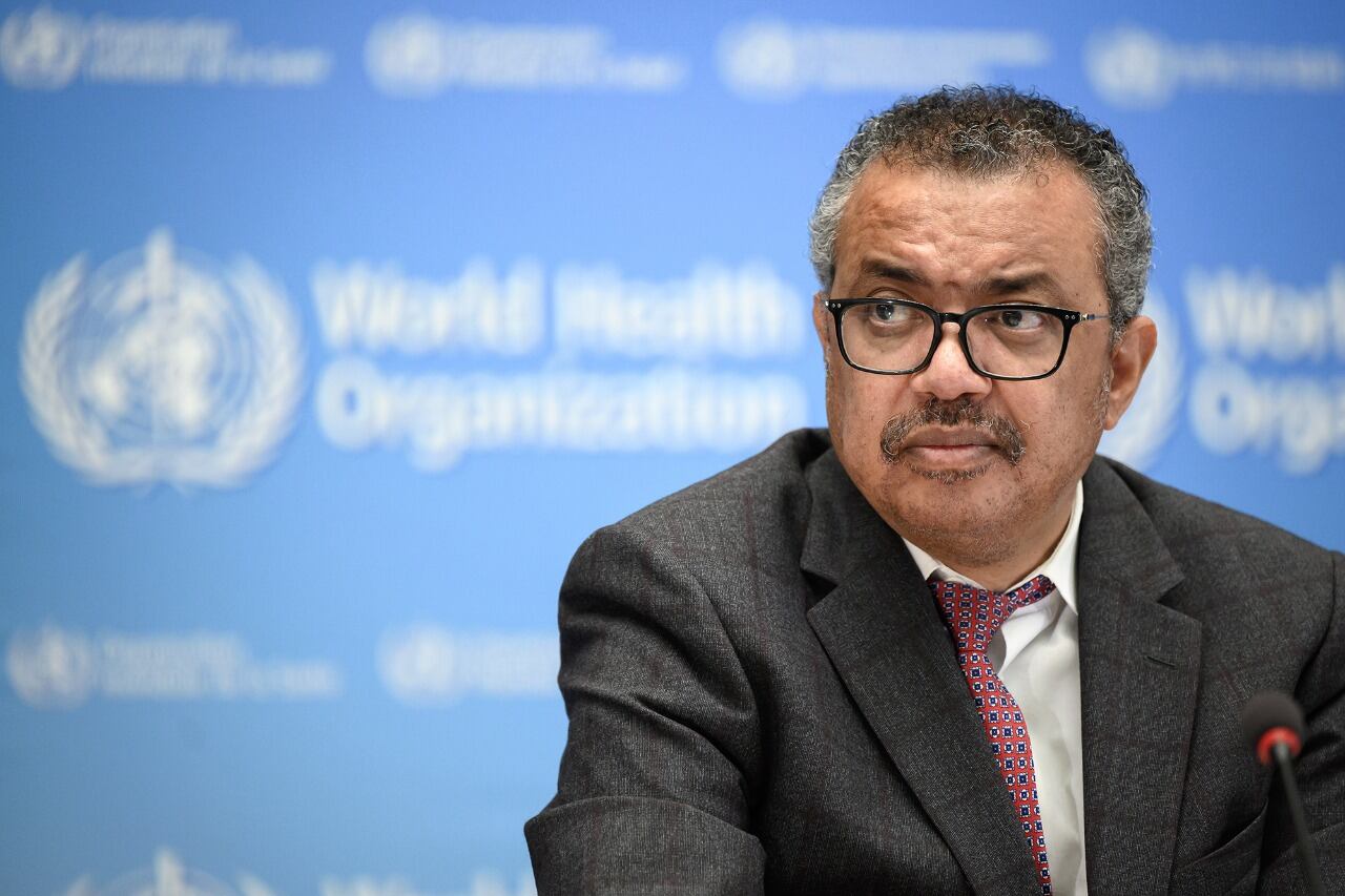 El director general de la OMS, Tedros Adhanom Ghebreyesus, advirtió que si bien es más leve que las anteriores, la variante Omicron puede colapsar los sistemas de salud. 
