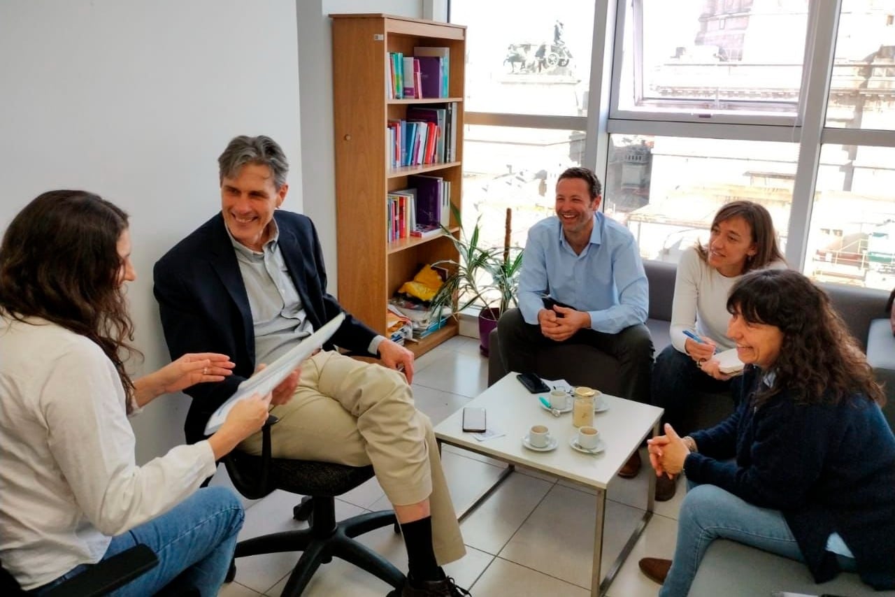 Los representantes del deporte junto a la diputada Macha (de espalda).