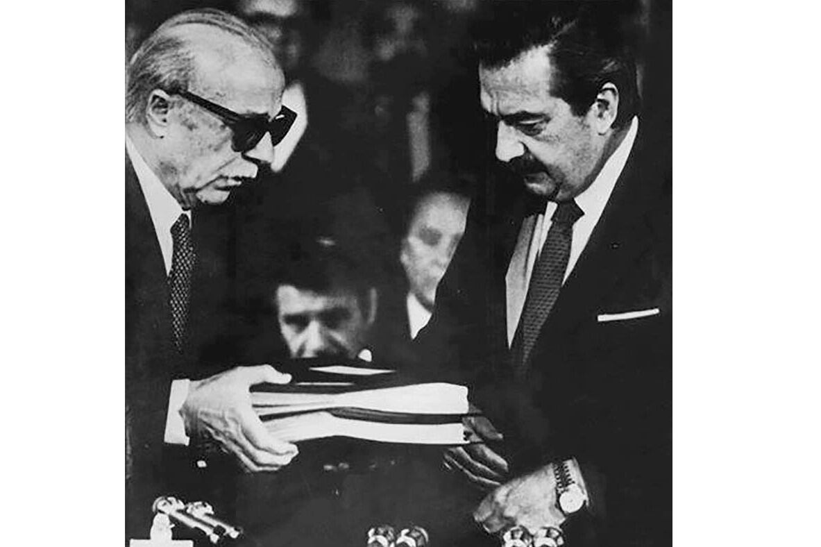 El 20 de septiembre del 84, el escritor Ernesto Sábato le entregó el informe al presidente Raúl Alfonsín.