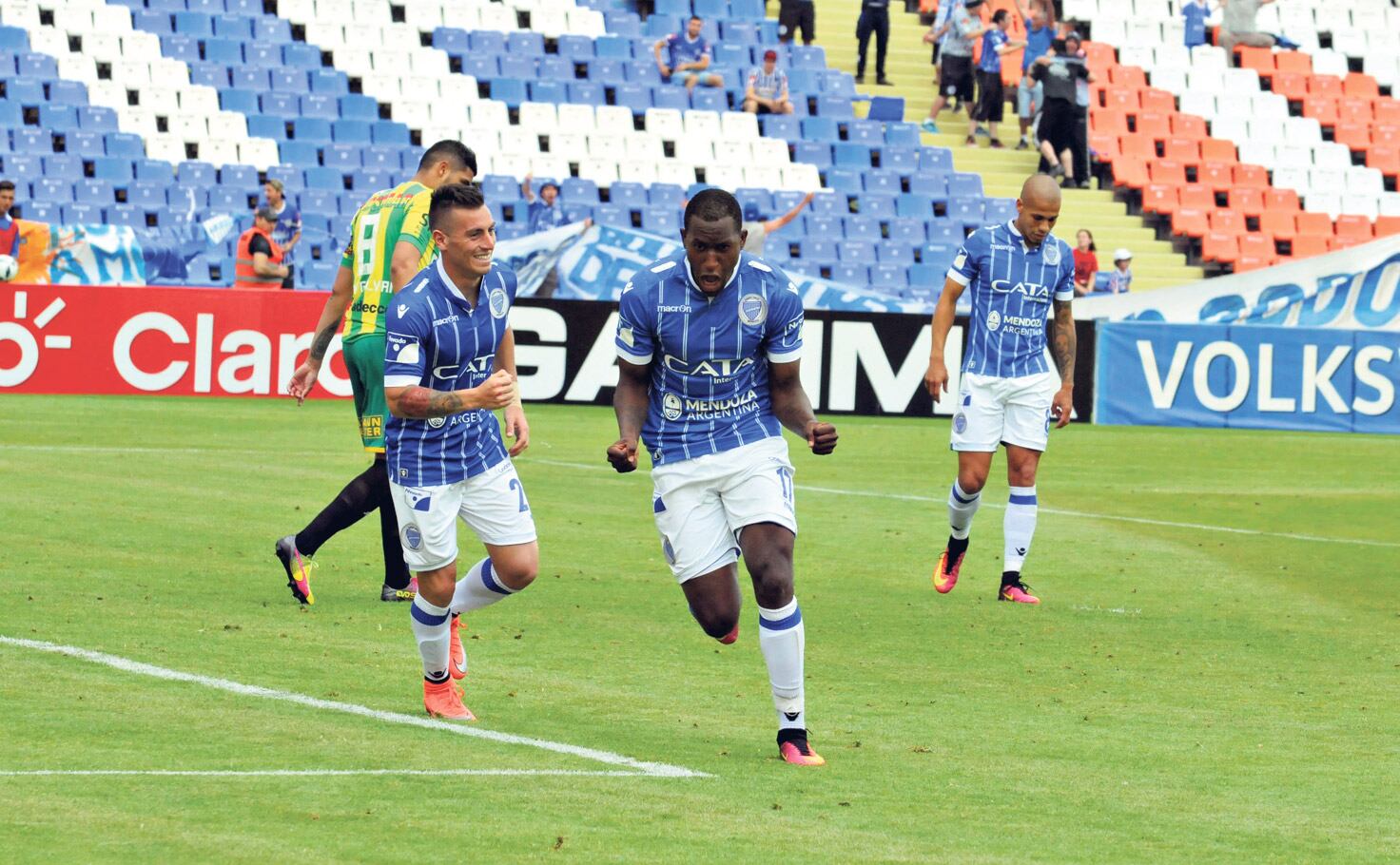 “Siempre quise llevarme la pelota en el fútbol argentino”, dijo el ecuatoriano Ayoví.