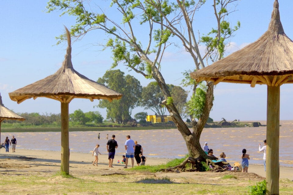 Playa de Punta Indio, a dos horas de CABA, un opción para hacer una escapada en el feriado.