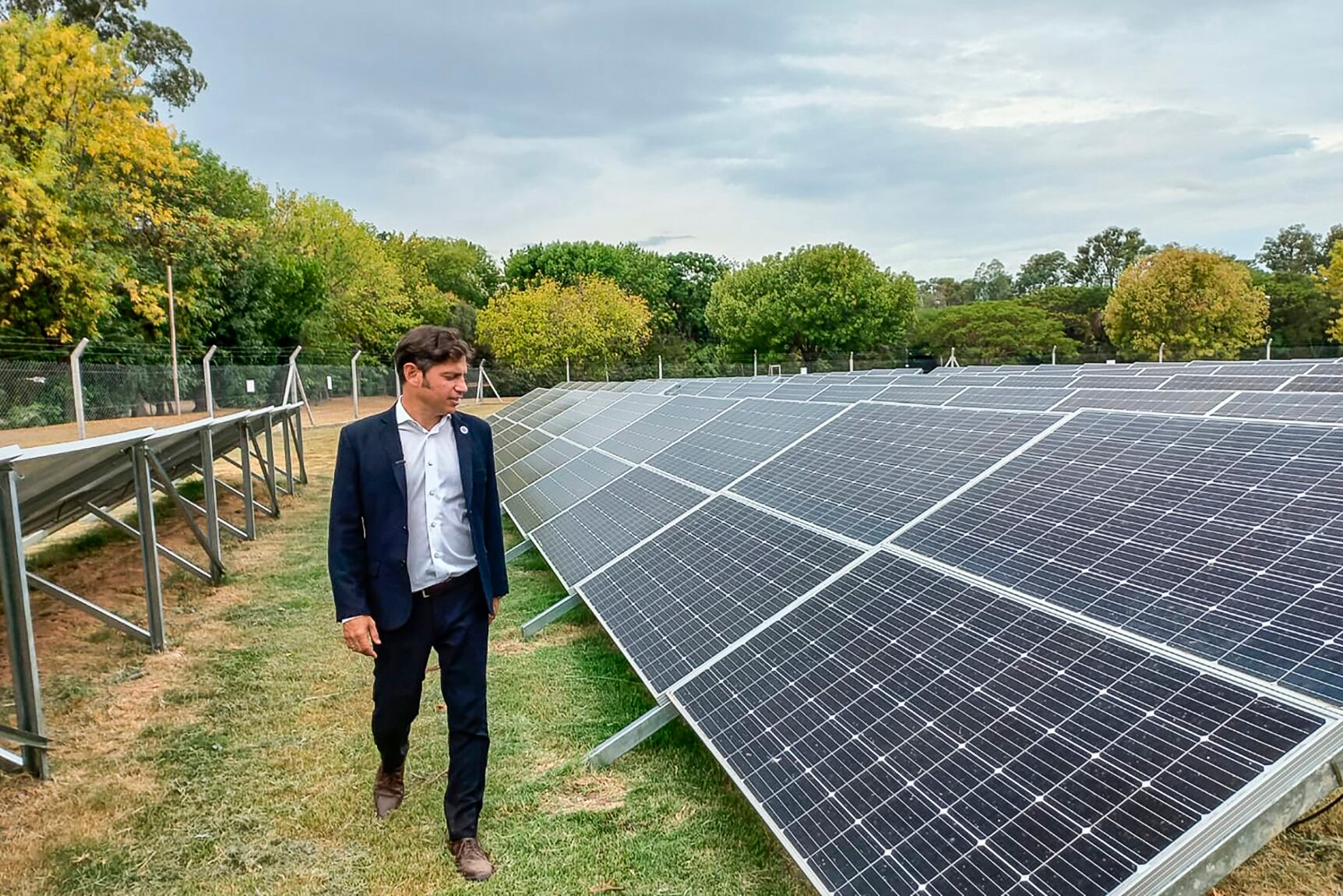 Kicillof recorre el parque solar instalado en la isla. 