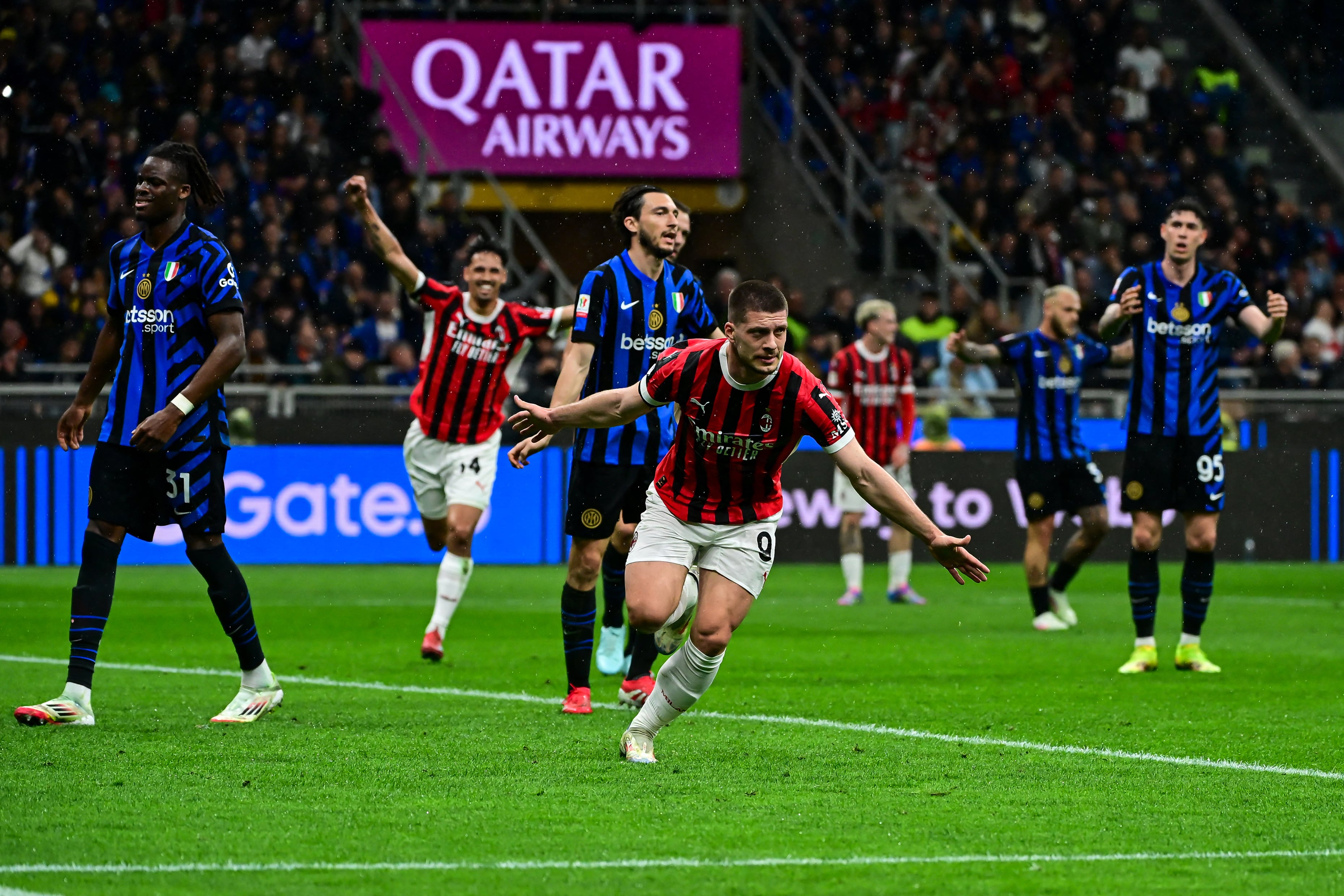 El serbio Luka Jovic convirtió de cabeza
