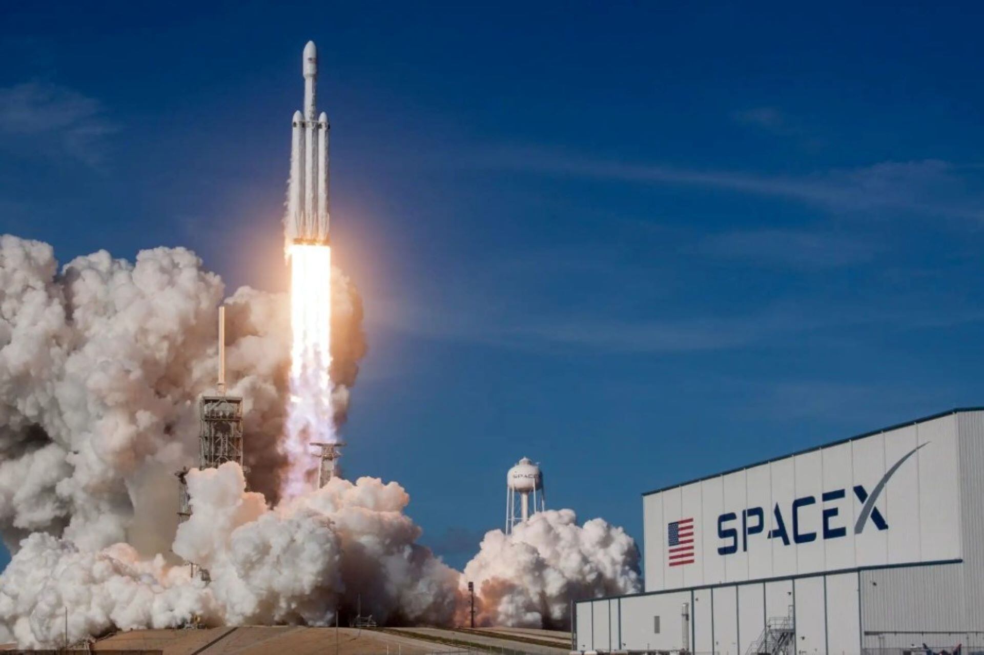 El cohete Falcon 9 lleva una nueva cápsula Dragon, con suminsitros para la Estación Espacial Internacional.