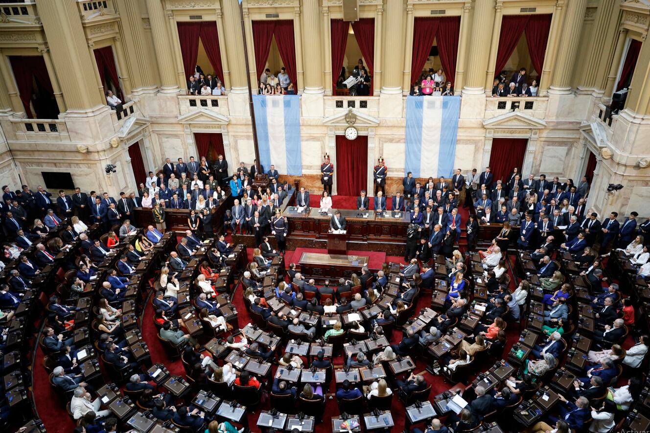 Javier Milei en su atril frente a la Asamblea Legislativa.