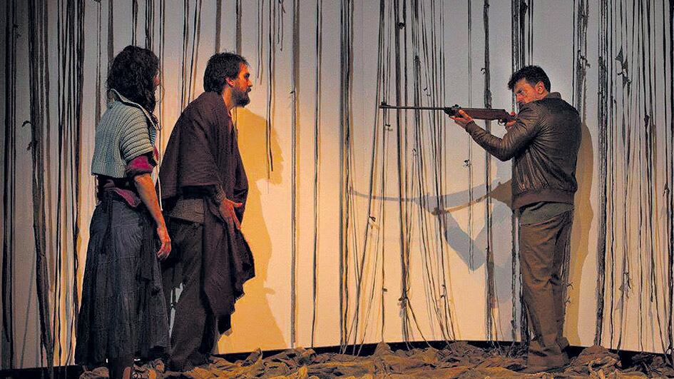 El “mal de la colina” parece sólo una excusa para que dos pueblos busquen la desaparición del otro.