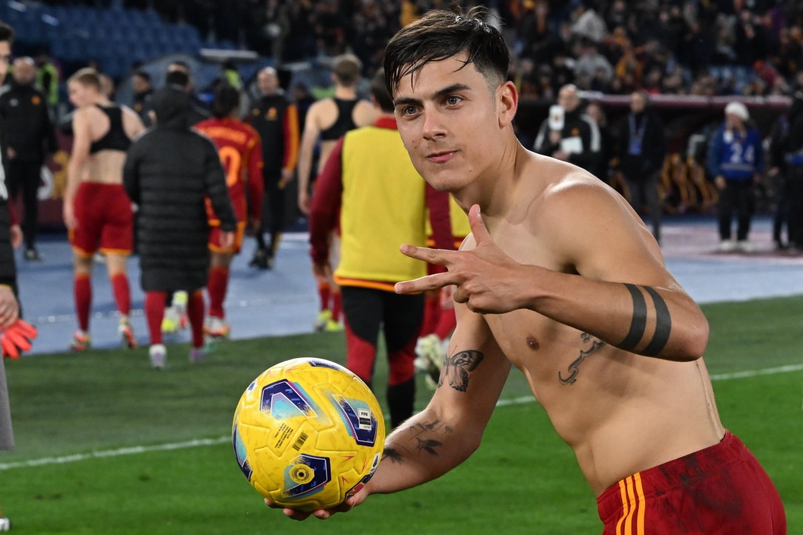 Paulo Dybala se llevó la pelota tras su hat-trick.