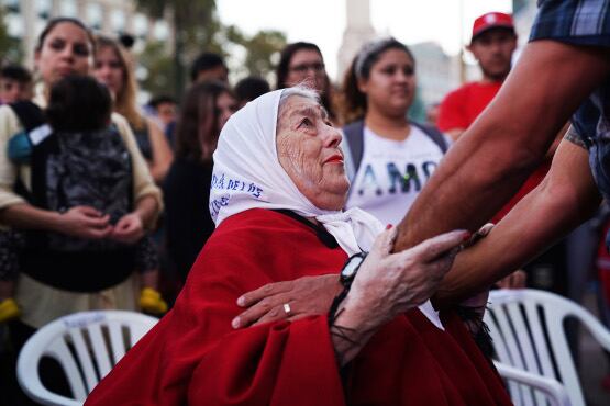 “Voy a hablar sentada, no porque soy vieja, sino porque estoy a punto de desmayarme de la emoción", dijo Hebe.