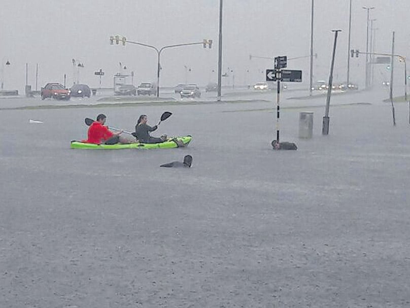 Por el centro de Mar del Plata se circulaba en gomones el sábado a la tarde. 