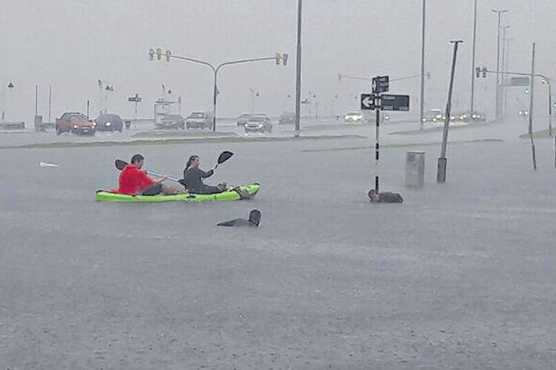 Por el centro de Mar del Plata se circulaba en gomones el sábado a la tarde.