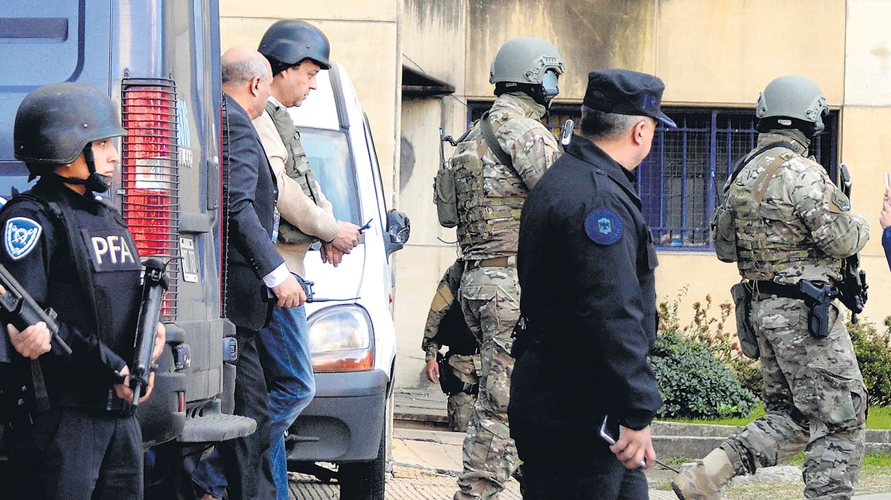 Manzanares, con casco, chaleco antibalas y rodeado por 70 efectivos de las fuerzas de seguridad.
