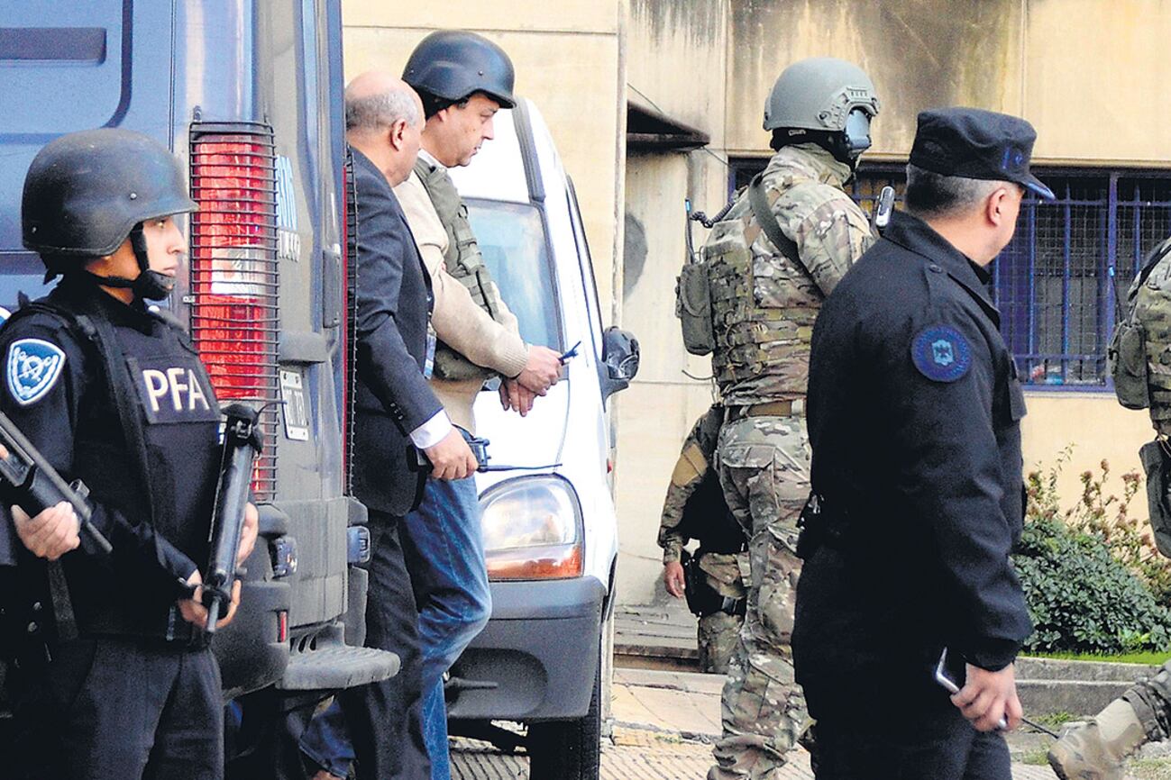Manzanares, con casco, chaleco antibalas y rodeado por 70 efectivos de las fuerzas de seguridad.