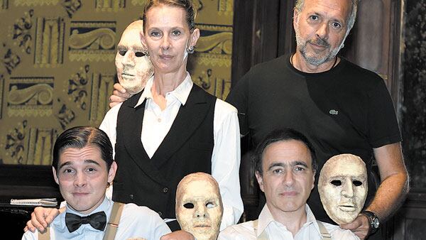 Enrique va los domingos en el Teatro de la Comedia.