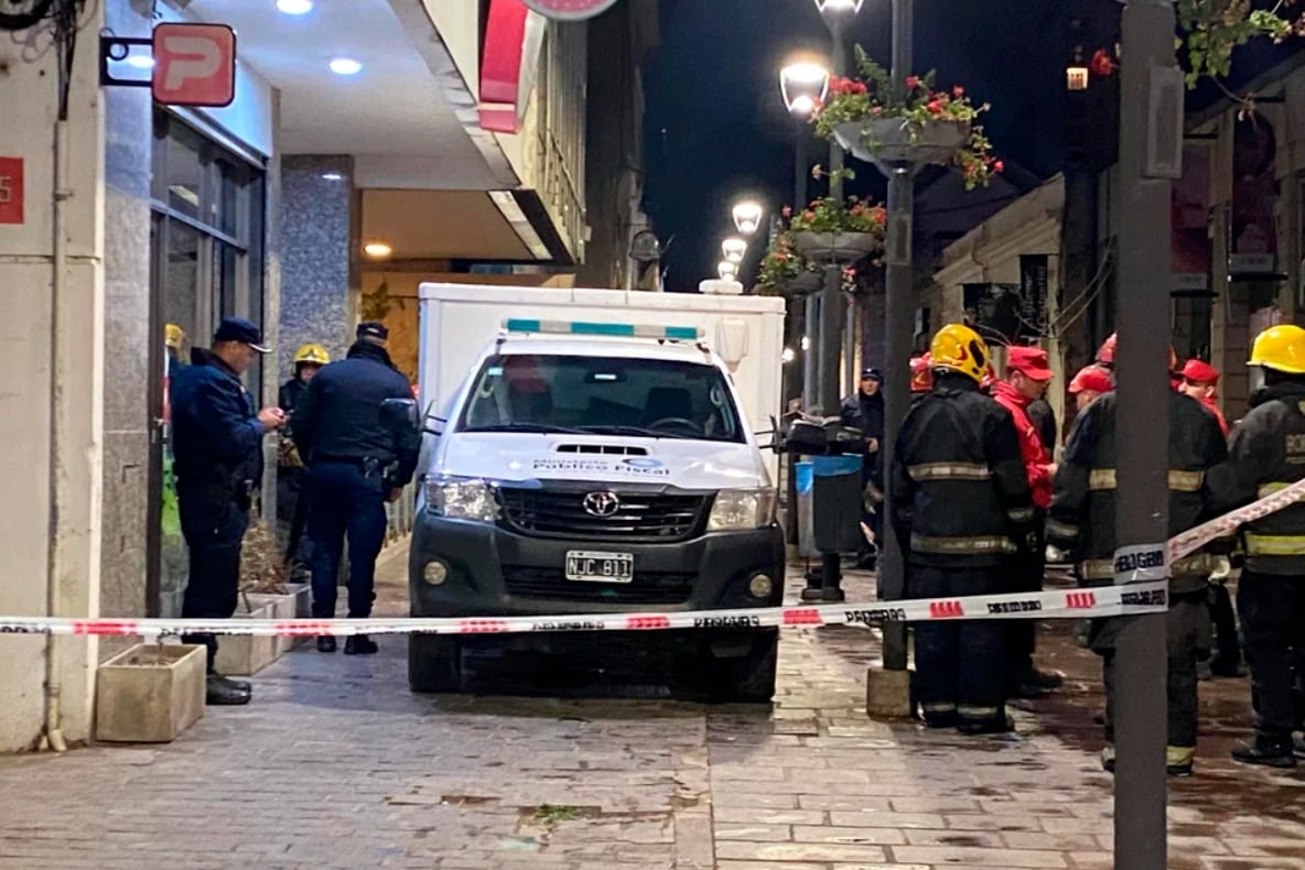 Bomberos y organismos de seguridad trabajaron para apagar las llamas.