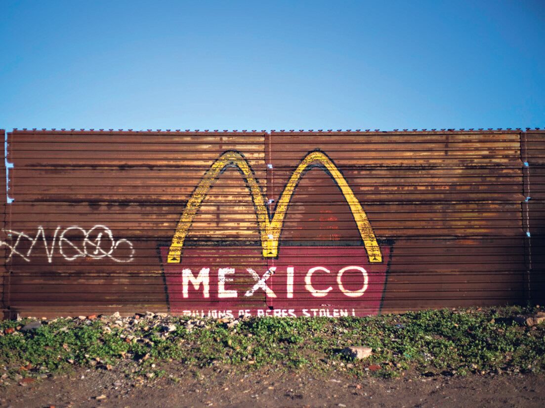 En México, el campo de la cultura no sabe muy bien si acentuar sus críticas hacia Trump o si encararlas hacia Peña Nieto.