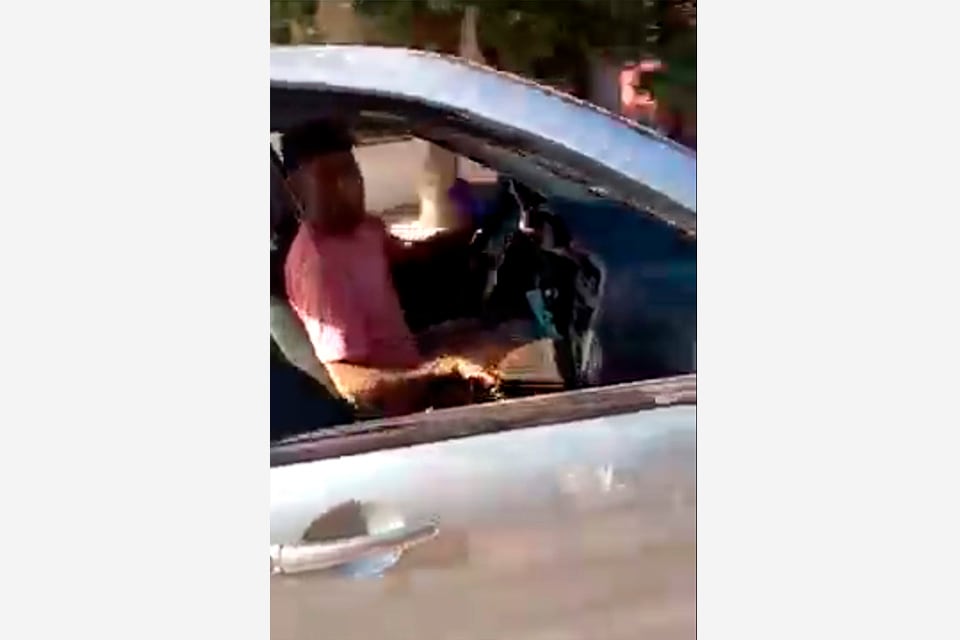 El hombre la amenazó desde su auto.