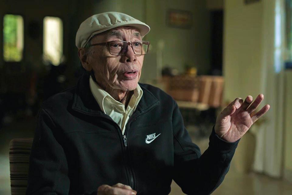 Daniel Toro hoy, alejado de todo. Abajo: poster de El nombrador; la directora Silvia Majul; y Daniela Toro con Abel Pintos, uno de los artistas que participa del documental.