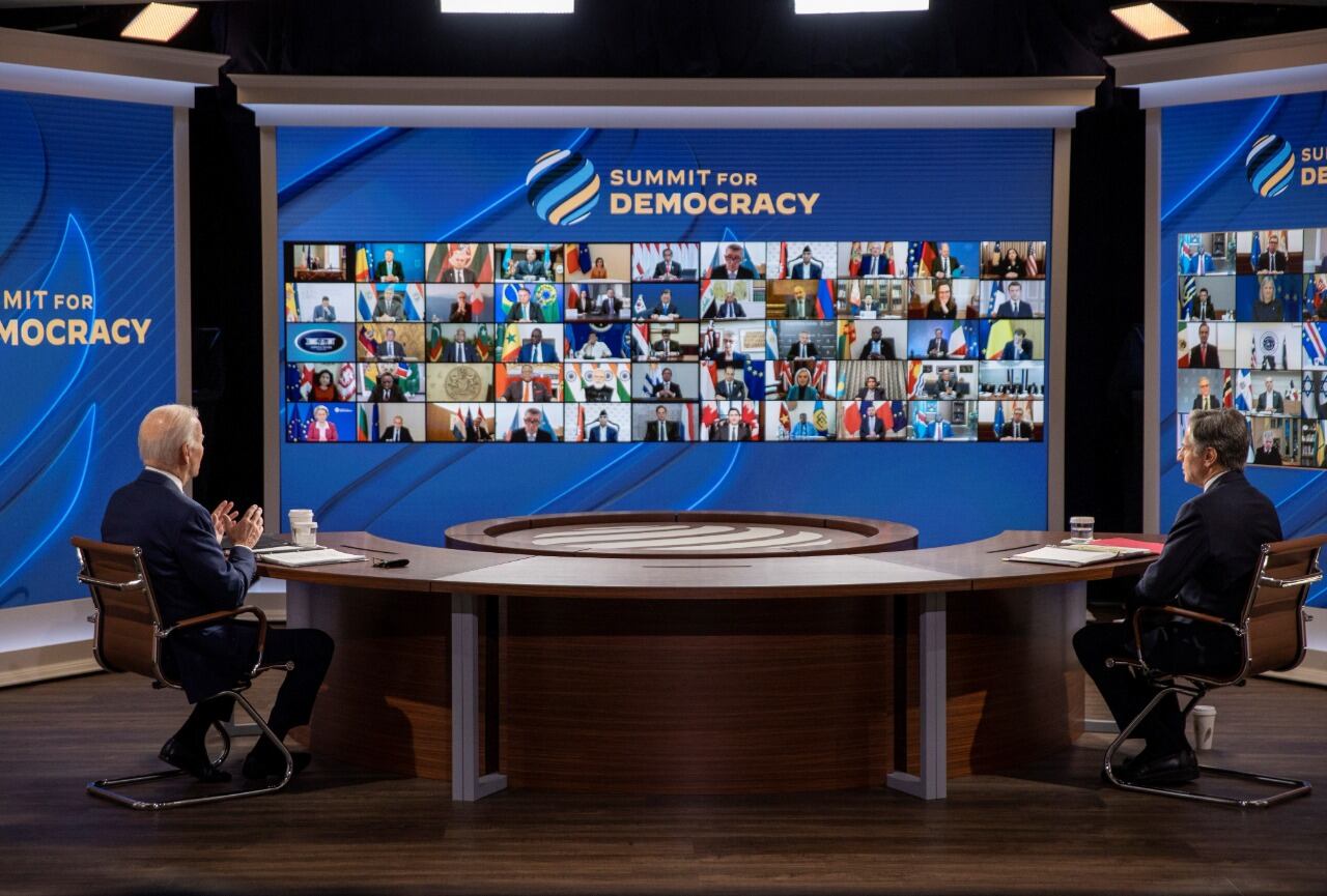 Biden (izq.) da su discursodurante la cumbre virtual orgnizada por la Casa Blanca.