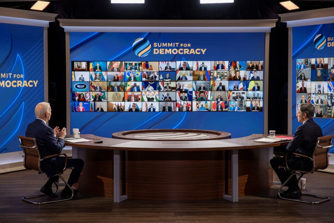 Biden (izq.) da su discursodurante la cumbre virtual orgnizada por la Casa Blanca.