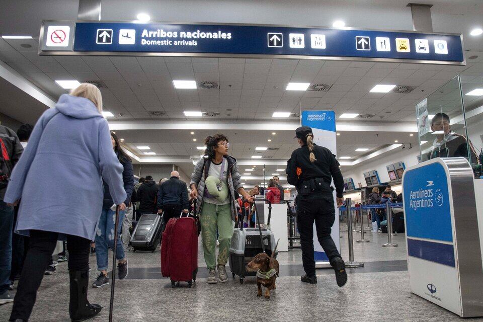 Se intenta contener la demanda de divisas, en un contexto de bajas reservas y fuertes presiones por una devaluación.