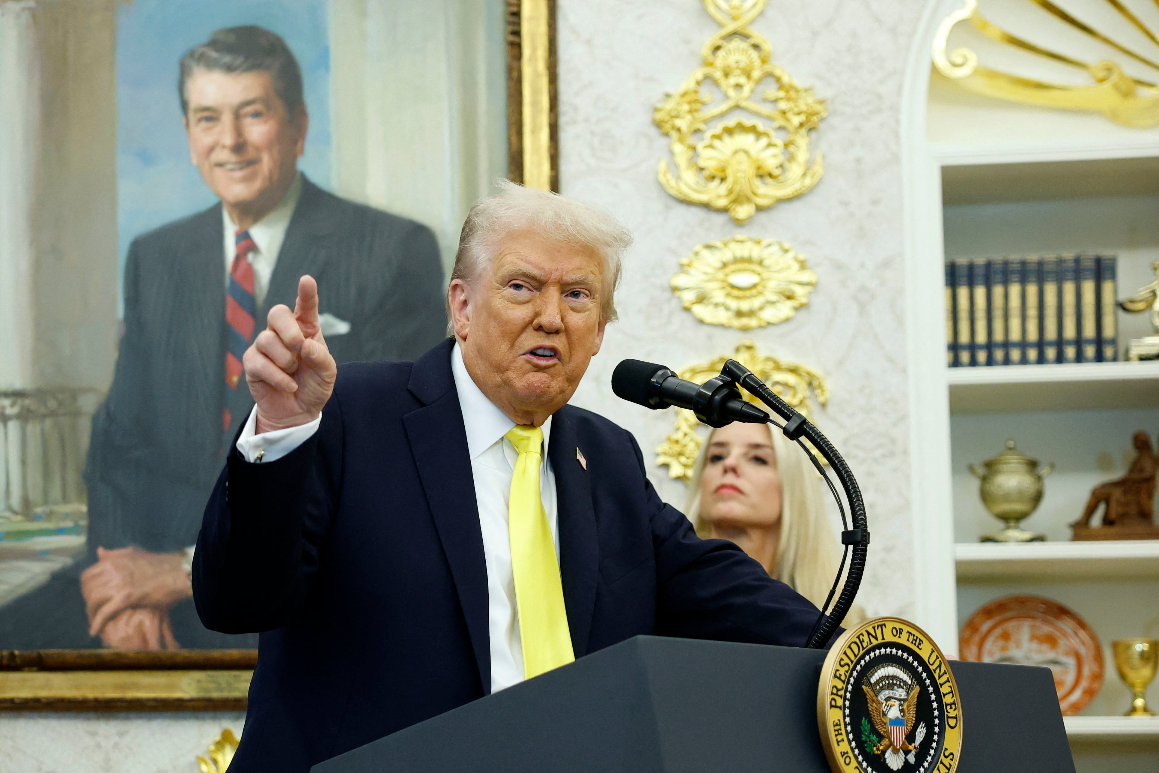 Al ser consultado sobre si autorizó a la CIA a "eliminar" a Maduro, Trump dijo que sería "ridículo" responder