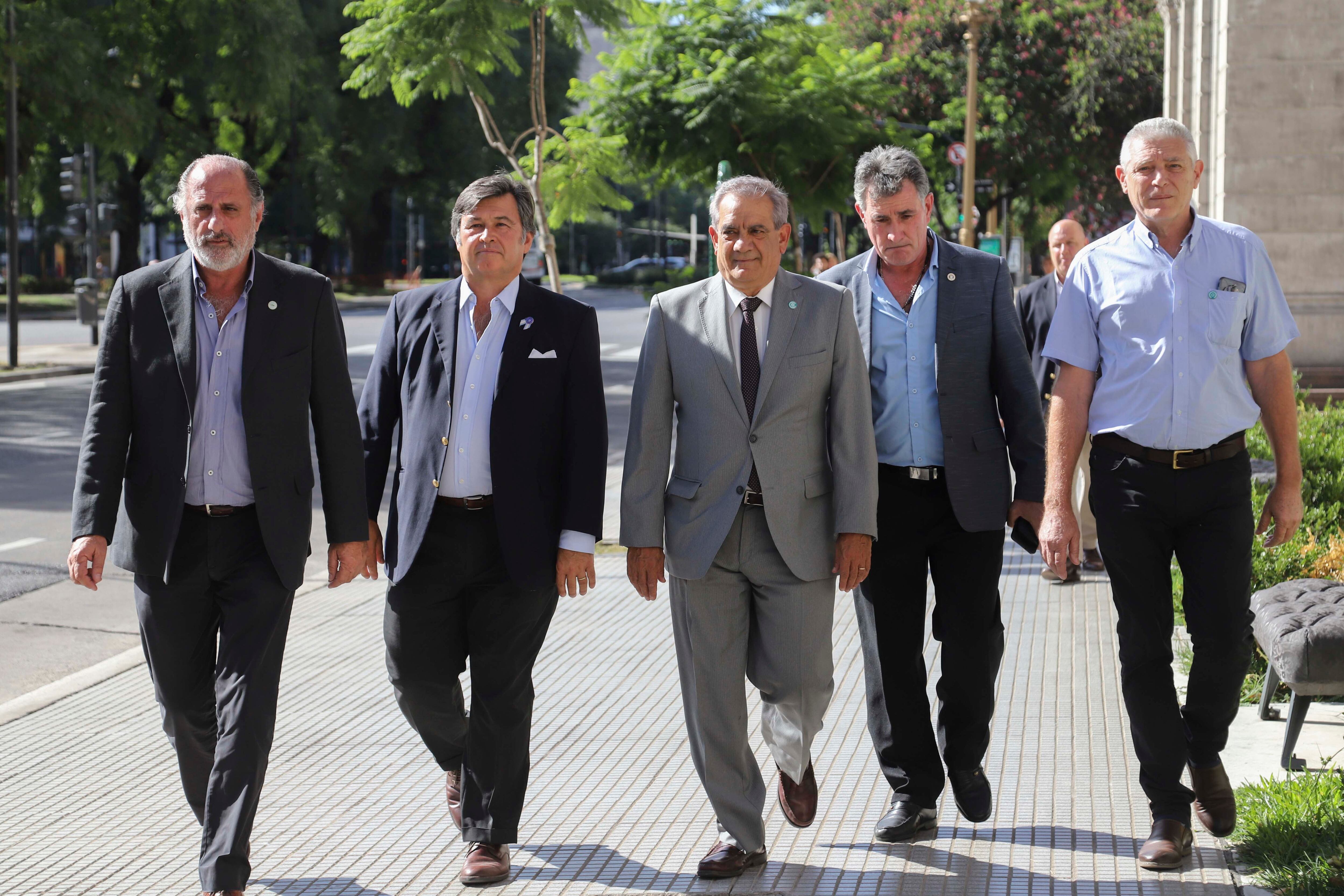 Los dirigentes de la Mesa de Enlace la semana pasada al llegar a una reunión con el gobierno. 