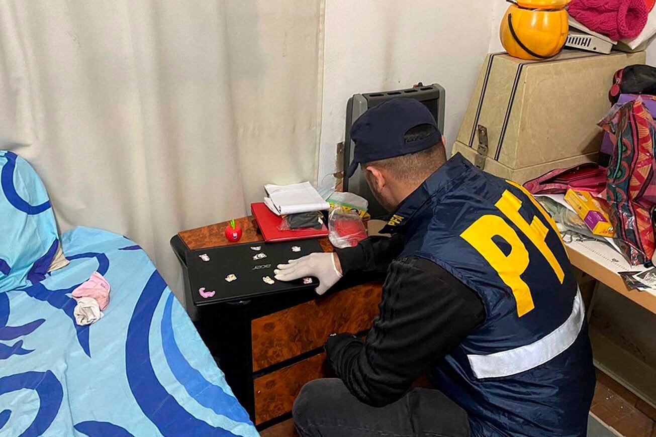 Notebooks, celulares y otros elementos fueron confiscados durante los allanamientos.