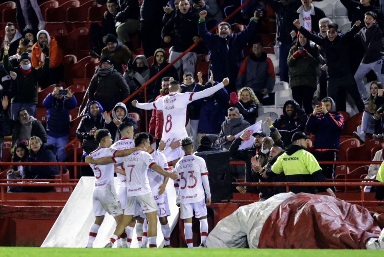 Galván logra elevarse entre sus compañeros en medio del festejo 