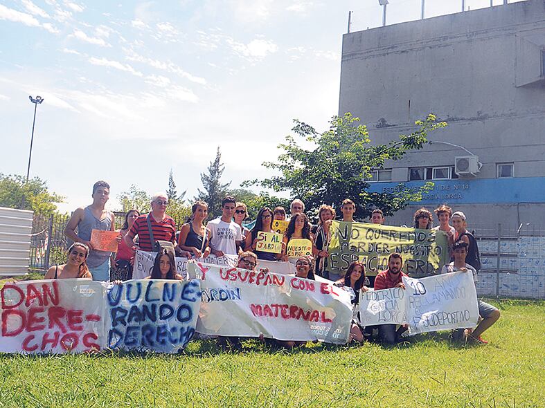 Los padres y docentes de la escuela Federico García Lorca denuncian incumplimientos del gobierno porteño.