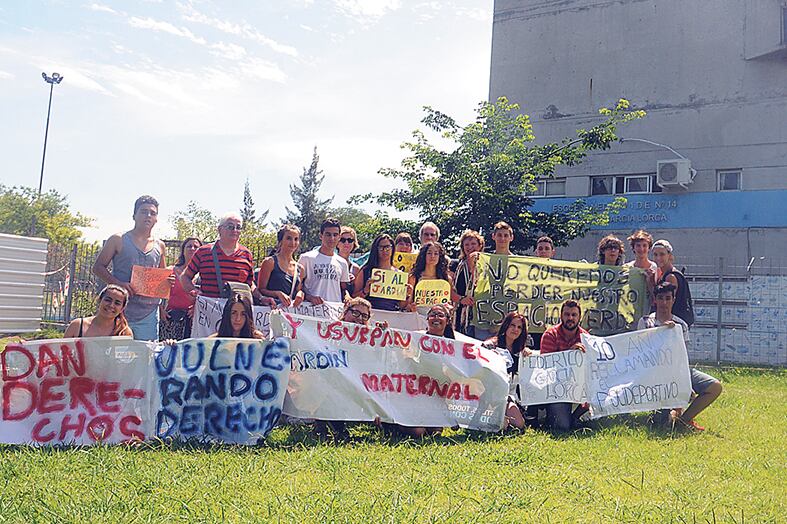 Los padres y docentes de la escuela Federico García Lorca denuncian incumplimientos del gobierno porteño.