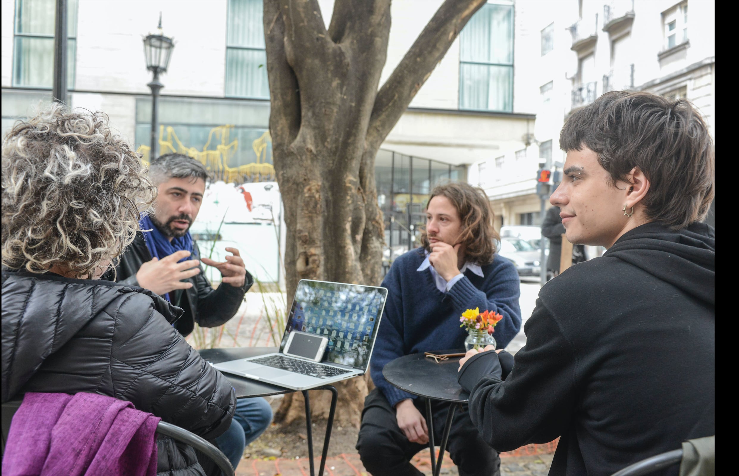 Amigos, militantes, documentalistas, mucho más que caras bonitas que van a hacer preguntas para dejar otras en tik tok.