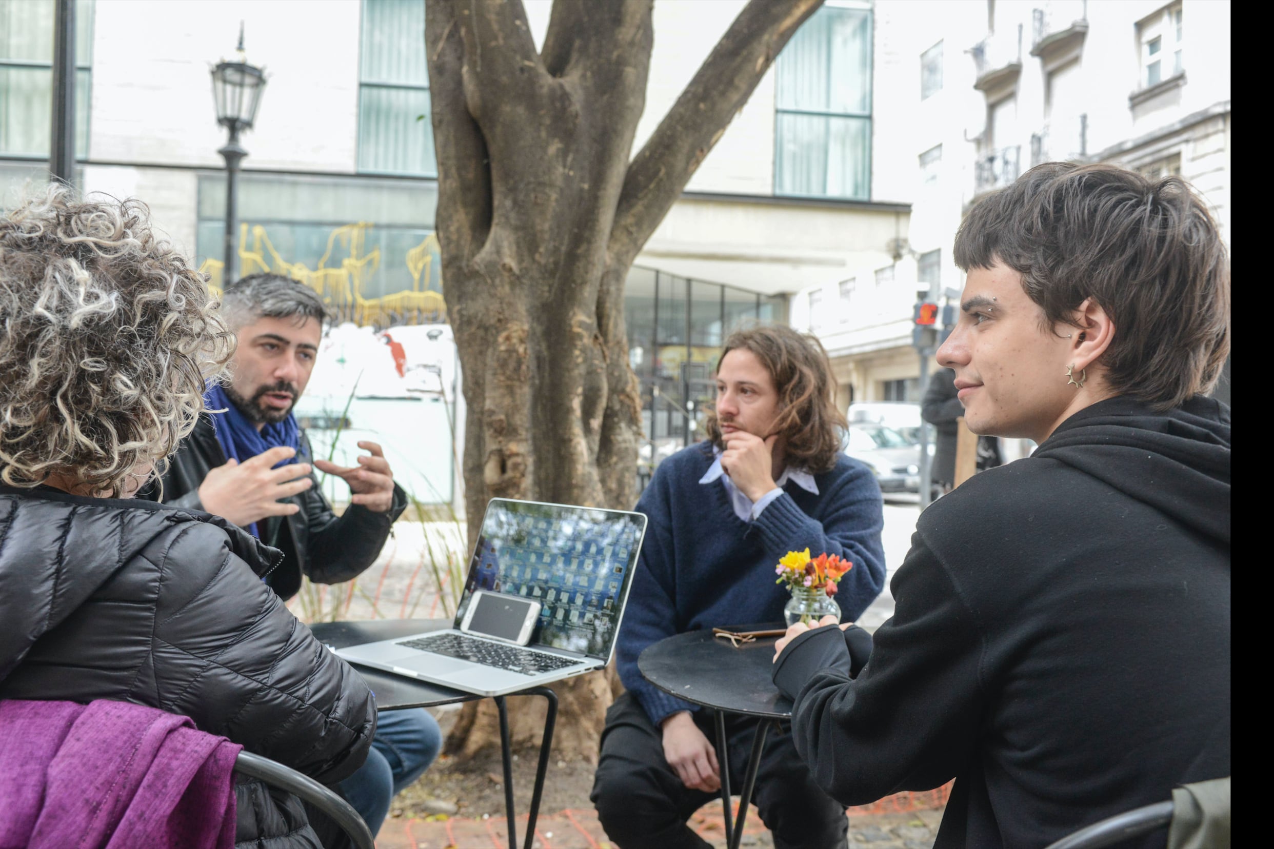 Amigos, militantes, documentalistas, mucho más que caras bonitas que van a hacer preguntas para dejar otras en tik tok.