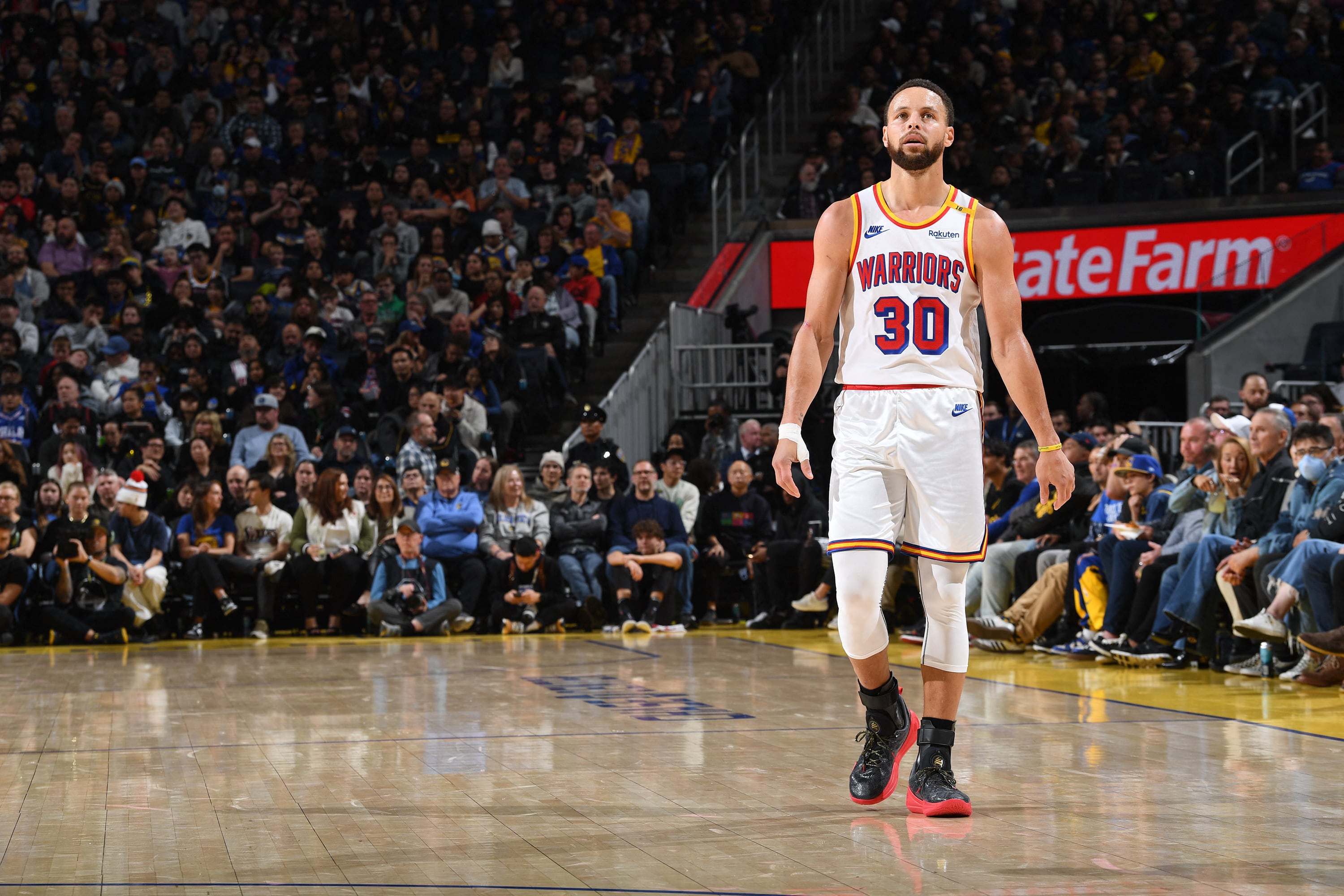 Stephen Curry, el hombre que cambió la forma de jugar al básquet en este siglo.