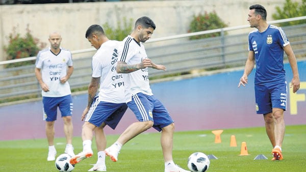 Ayer, el DT hizo hincapié en los movimientos de ataque y defensa.