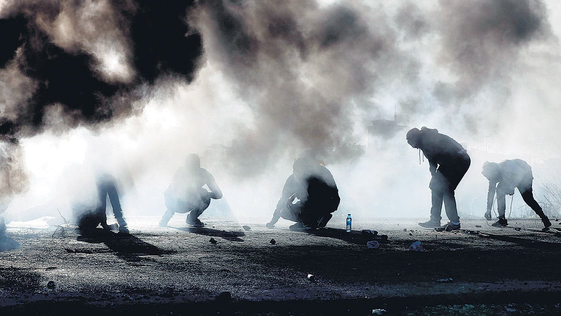 Palestinos enfrentan a soldados israelíes en Ramalá, Cisjordania.