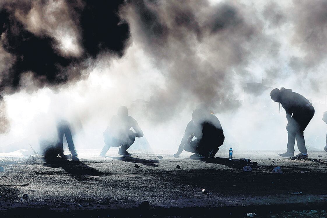 Palestinos enfrentan a soldados israelíes en Ramalá, Cisjordania.