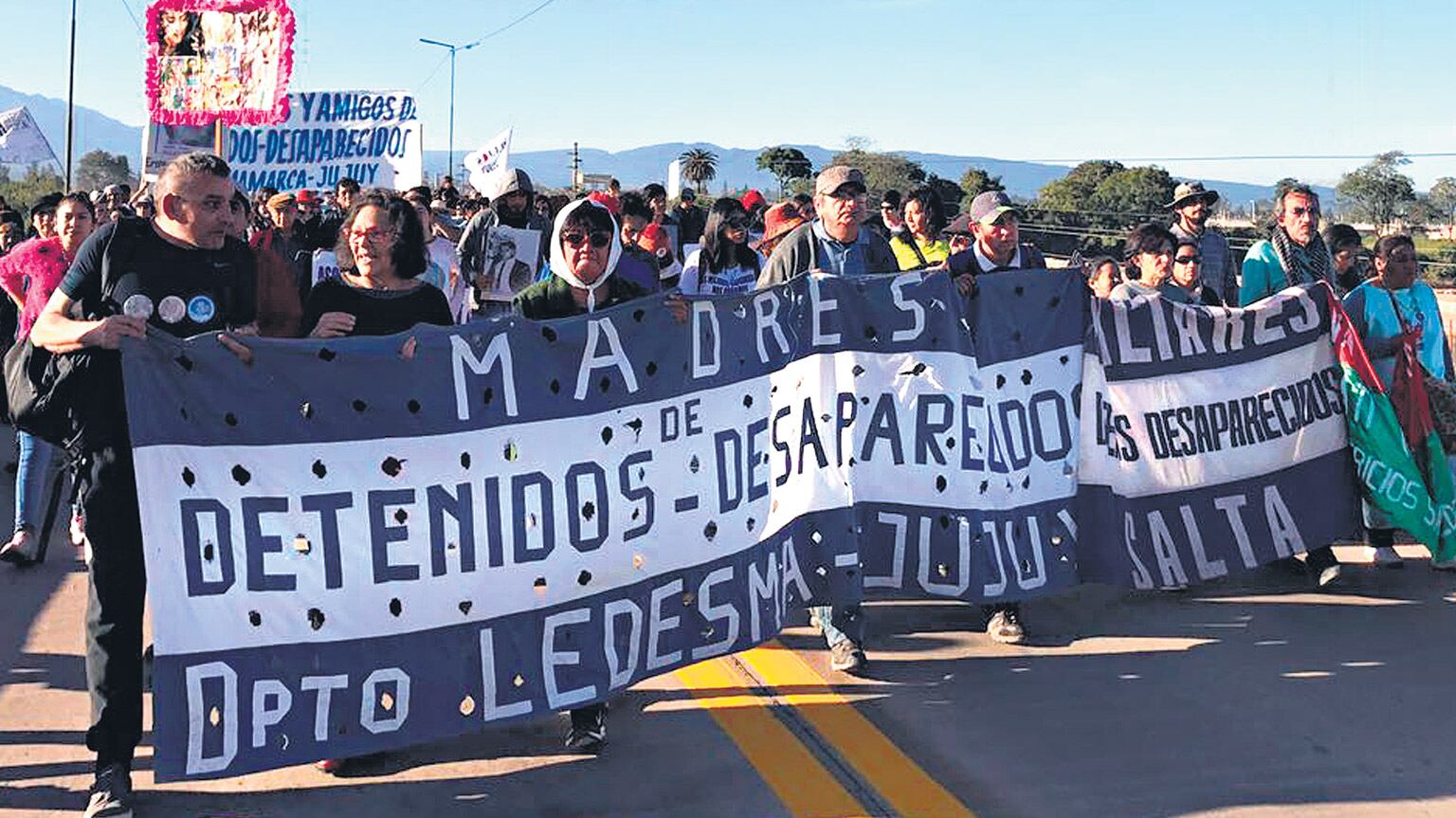 Después de pasar por el penal del Alto Comedero, los manifestantes recorrieron a pie cinco kilómetros, de Calilegua a Ledesma.