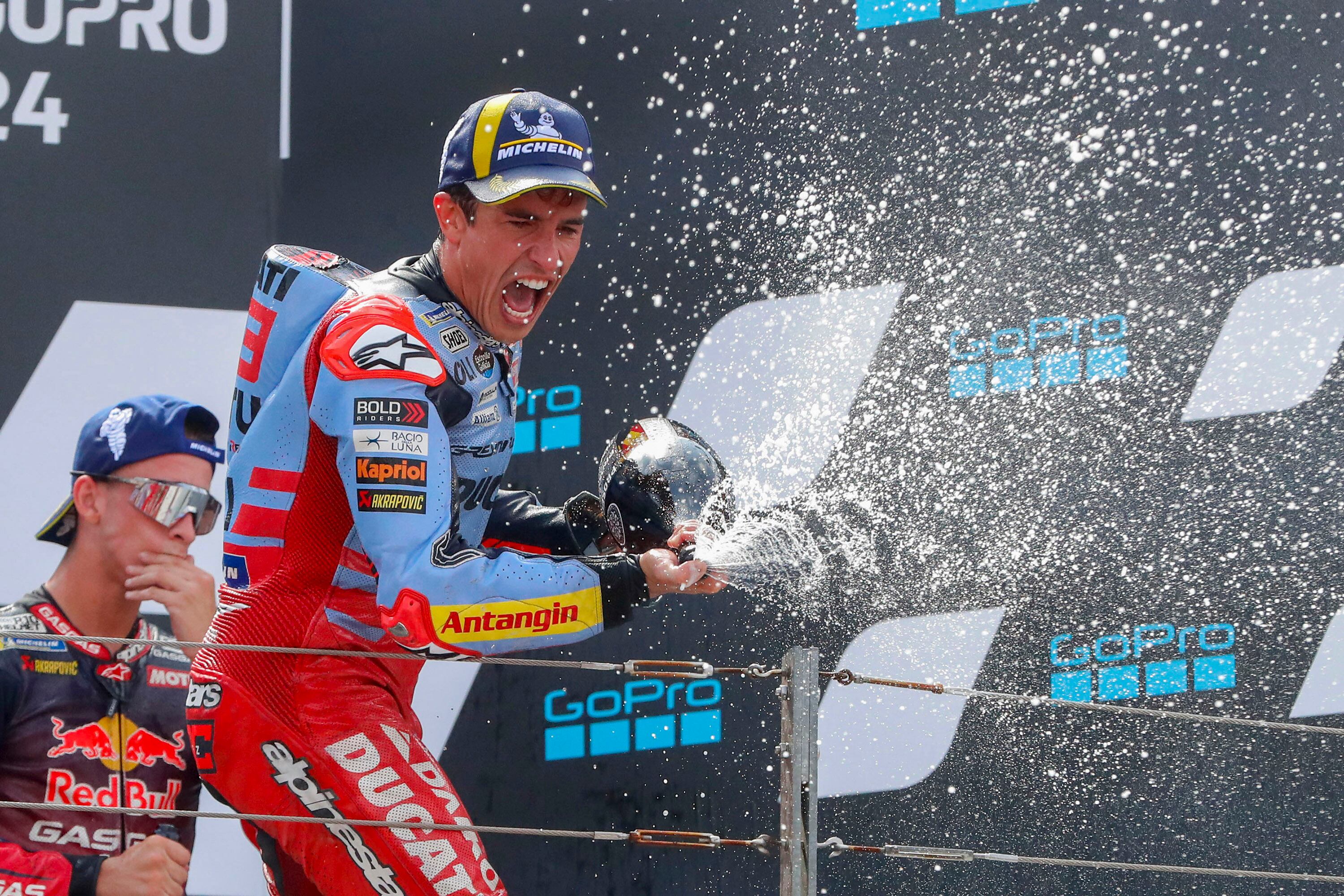 Marc Márquez en lo más alto del podio en el GP de Aragón.