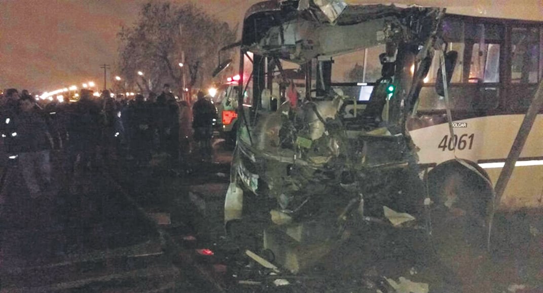 El chofer y una pasajera del interno 4061 de la 503 salieron despedidos luego del choque.