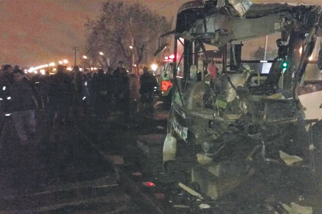 El chofer y una pasajera del interno 4061 de la 503 salieron despedidos luego del choque.