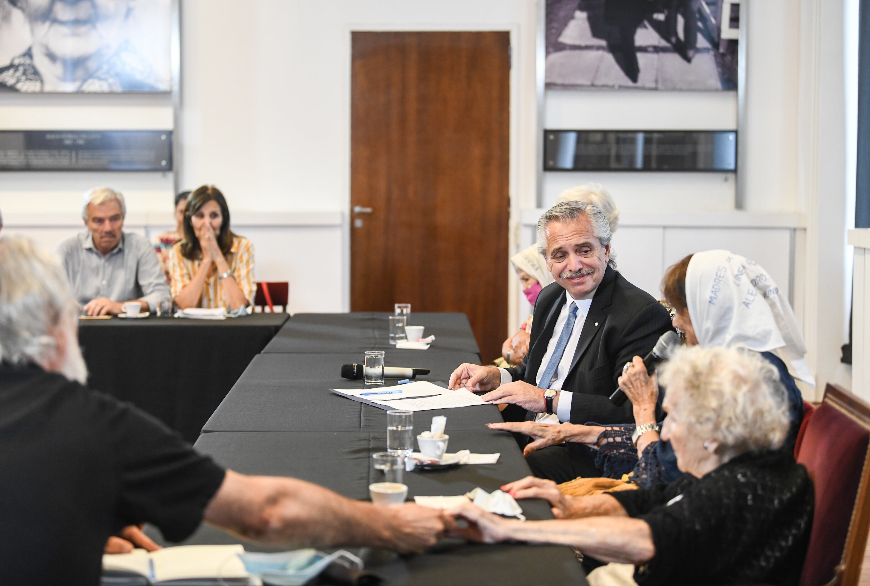 El Presidente con referentes de los derechos humanos, en la Casa Rosada.