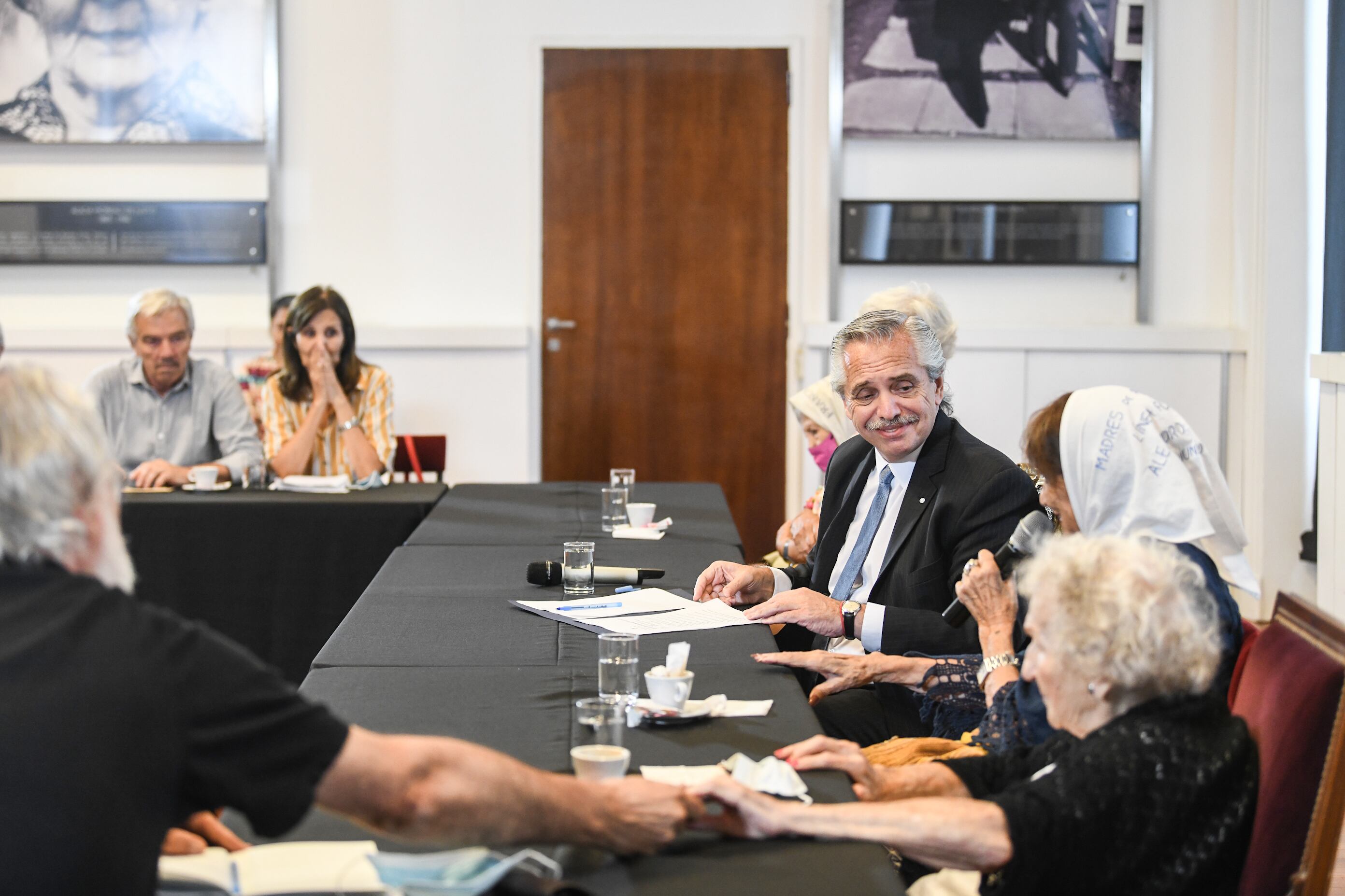 El Presidente con referentes de los derechos humanos, en la Casa Rosada.