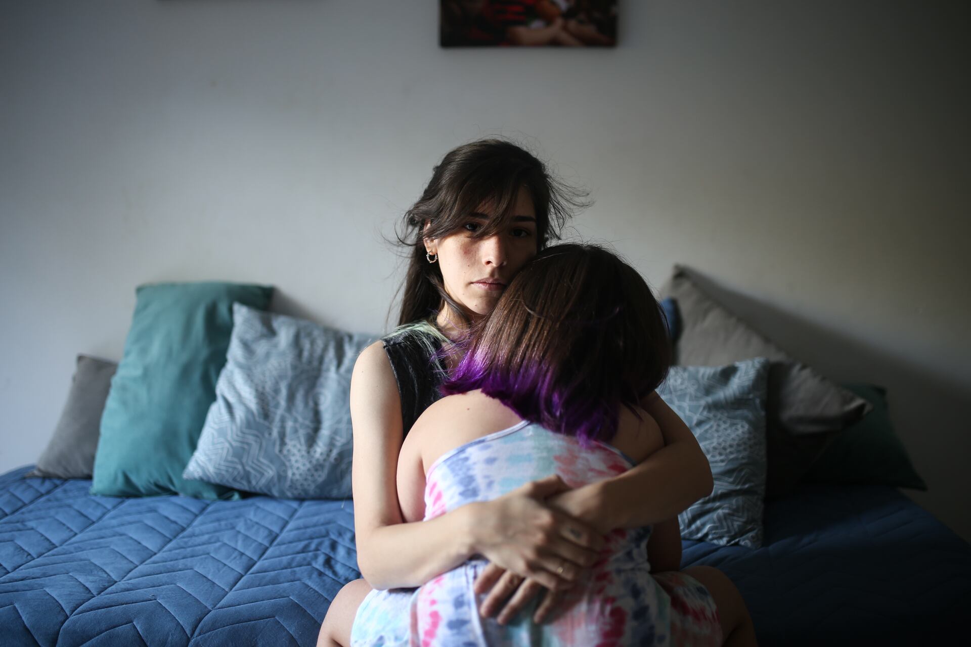Delfina y su hija, en ese abrazo está su lugar en el mundo.