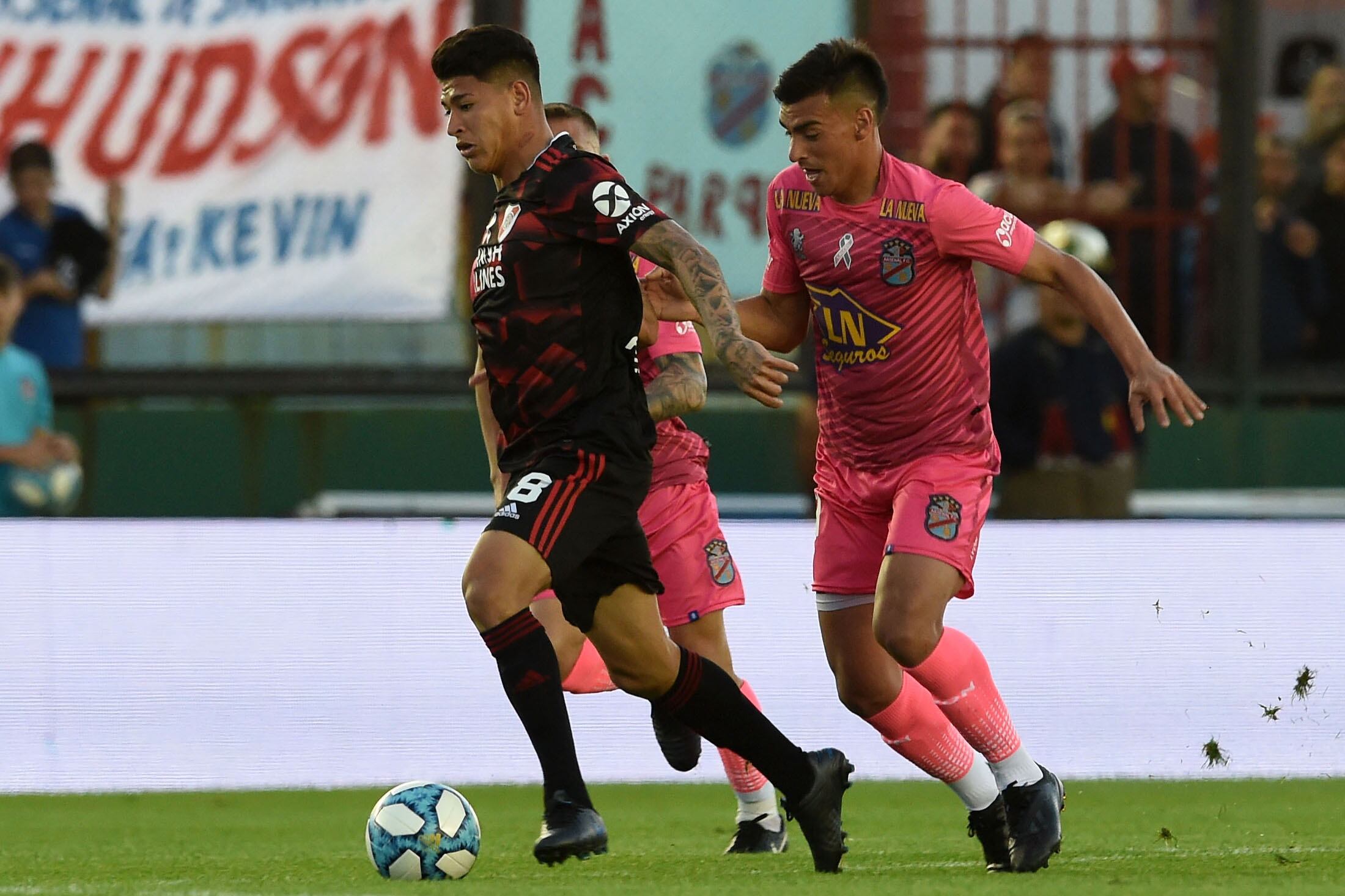 Carrascal intenta escapar de la marca de Pereyra.