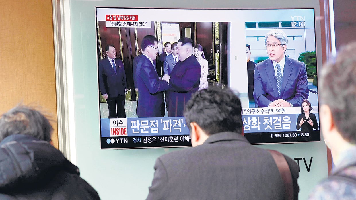 Ciudadanos surcoreanos observan noticias diplomáticas sobre las Coreas en un canal de noticias local en Seúl.