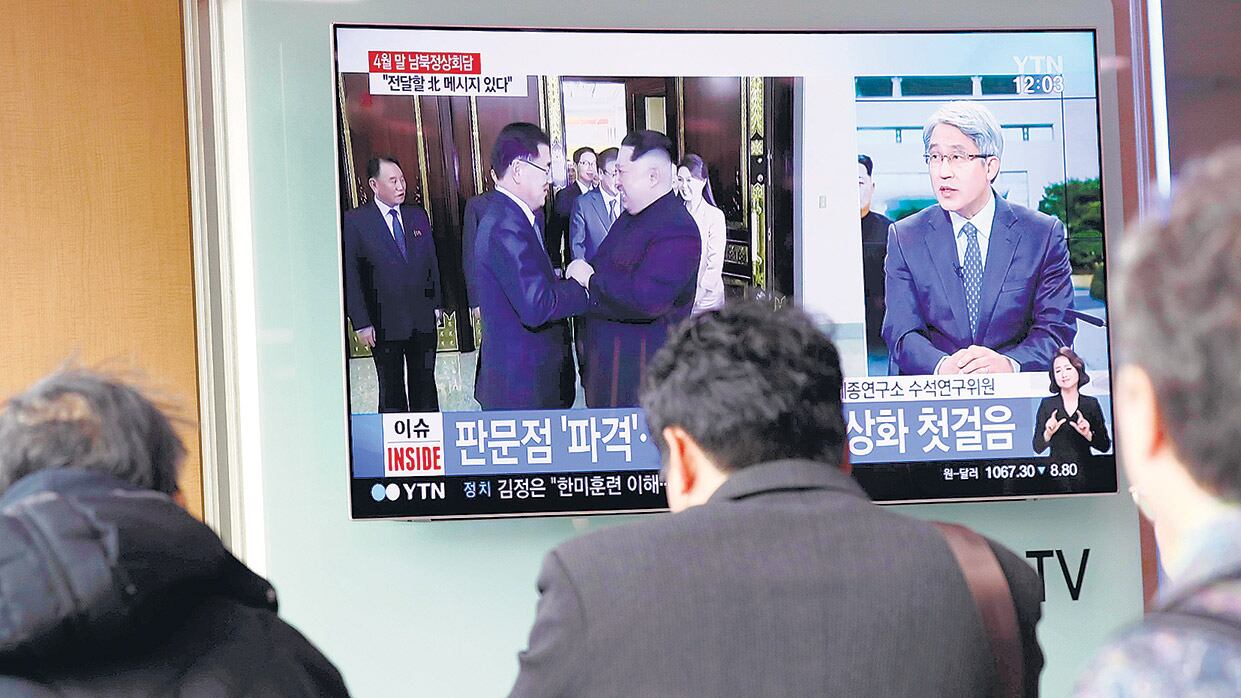 Ciudadanos surcoreanos observan noticias diplomáticas sobre las Coreas en un canal de noticias local en Seúl.